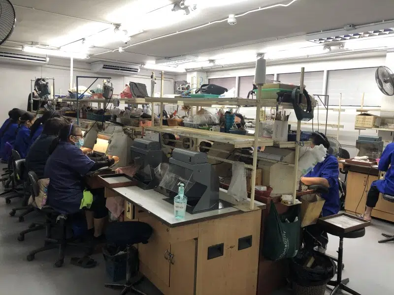 Gold jewelry polishing and finishing in Thailand factory